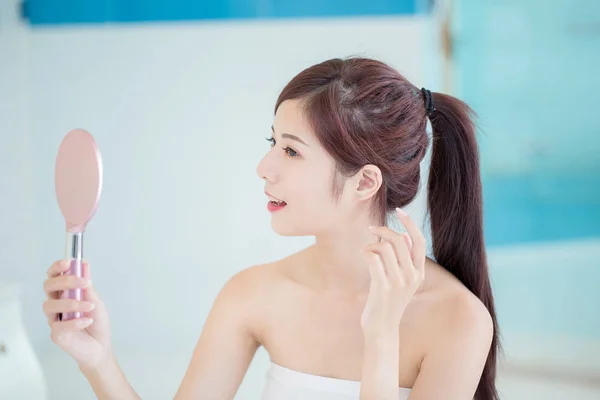 Mujer Belleza Con Espejo Sala Baño — Foto de Stock