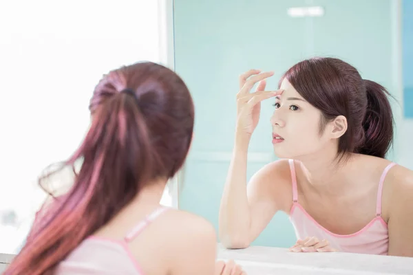 Γυναίκα Ψάχνει Στον Καθρέφτη Πρόβλημα Ακμής Στο Μπάνιο — Φωτογραφία Αρχείου