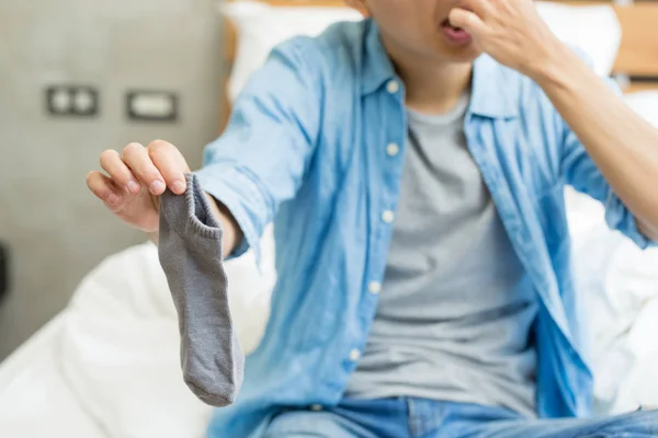 Homme Avec Chaussette Puante Dans Chambre — Photo