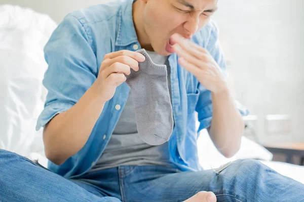 Homme Avec Chaussette Puante Dans Chambre — Photo