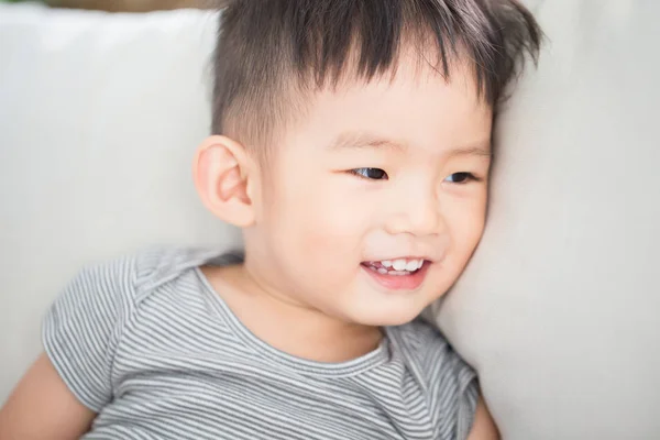 Bonito Pouco Asiático Menino Sorrindo Feliz Casa — Fotografia de Stock