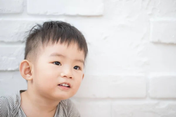 Ładny Mały Chłopiec Azjatyckich Uśmiechający Się Szczęśliwie Domu — Zdjęcie stockowe