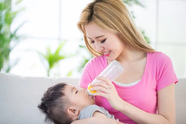 Μαμά Ταΐζοντας Γάλα Γιος Στο Σπίτι — Φωτογραφία Αρχείου