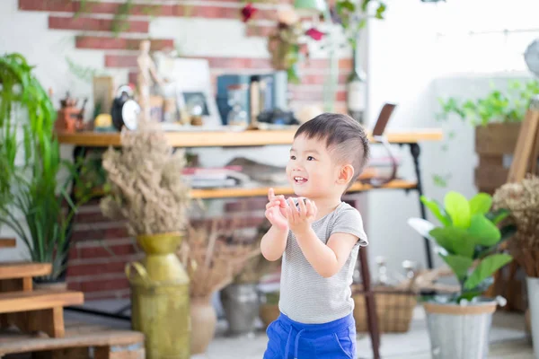 可爱的小亚洲男孩在家愉快地微笑 — 图库照片
