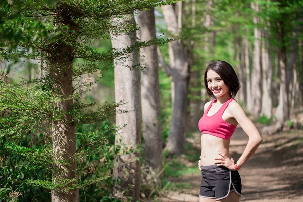 Donna Sportiva Guardando Felicemente Nella Foresta — Foto Stock