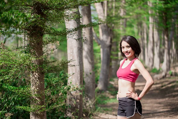 Mulher Esporte Olhando Alegremente Floresta — Fotografia de Stock