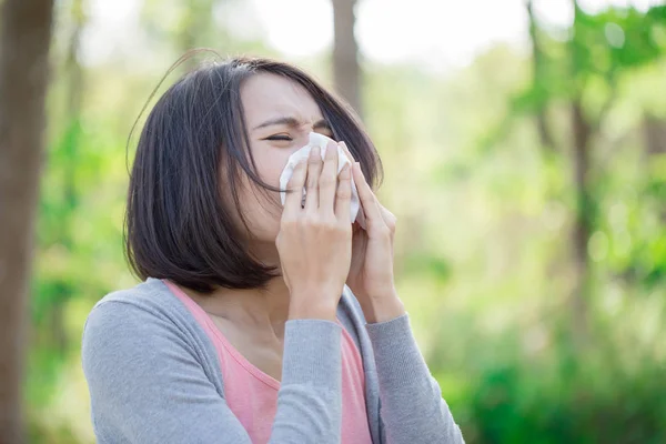 Mulher Está Doente Sentindo Mal Com Frio — Fotografia de Stock