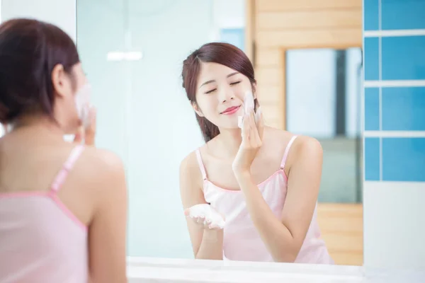 Belleza Mujer Limpiando Cara Baño —  Fotos de Stock