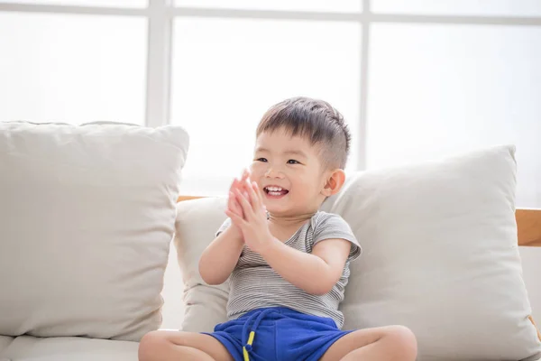 家で幸せそうに笑ってかわいいアジア男の子 — ストック写真