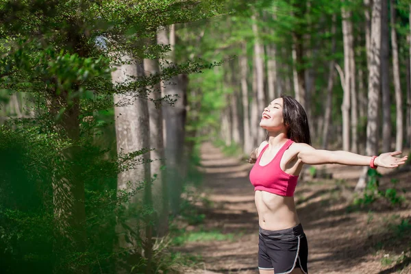 Žena Pocit Svobodné Těší Lese — Stock fotografie