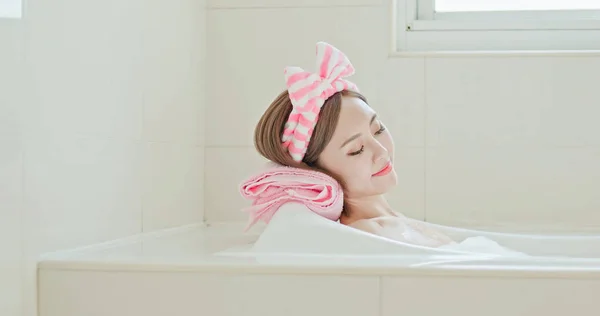 Asiático Belleza Mujer Relajante Bañera — Foto de Stock