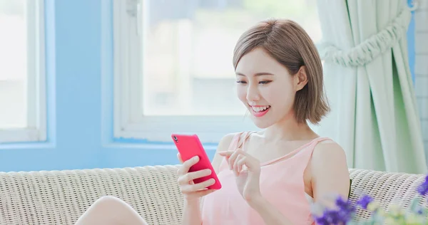 Mujer Usando Teléfono Selfie Felizmente Casa — Foto de Stock