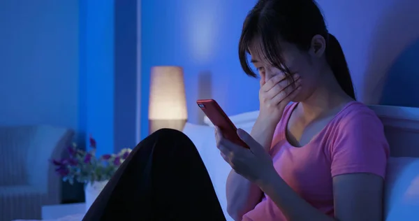 Γυναίκα Στην Κατάθλιψη Χρησιμοποιώντας Τηλέφωνο Κάθεται Στο Κρεβάτι Στο Σπίτι — Φωτογραφία Αρχείου