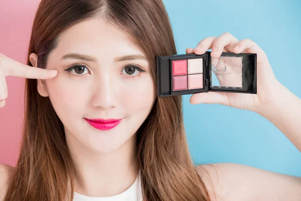 Bonita Sonrisa Chica Tomar Maquillaje Paleta Sobre Fondo Rosa Azul — Foto de Stock
