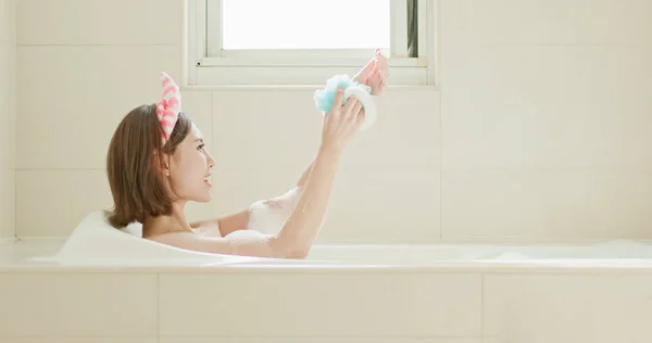 Belleza Mujer Lavado Cuerpo Sentirse Relajado Bañera — Foto de Stock