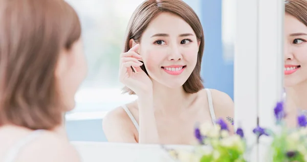 Beauté Femme Regarder Dans Miroir Heureux Toucher Son Visage — Photo