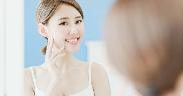 Beauty Woman Touching Her Face — Stock Photo, Image