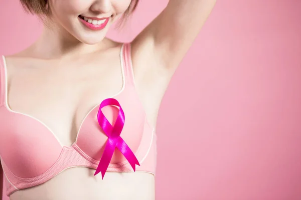 穿粉红色丝带的女人 预防乳癌概念 — 图库照片