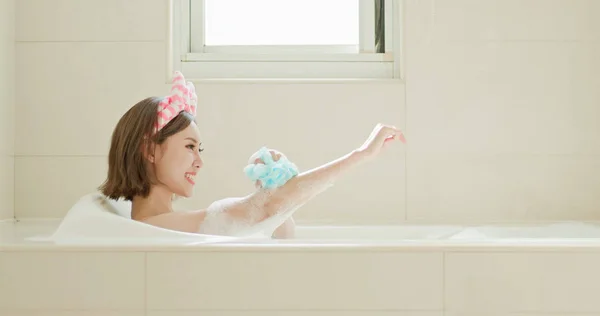 Mulher Beleza Lavar Corpo Sentir Relaxar Banheira — Fotografia de Stock