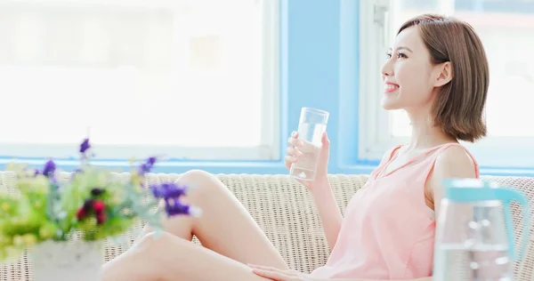 Frau Trinkt Wasser Und Fühlt Sich Wohl Hause — Stockfoto