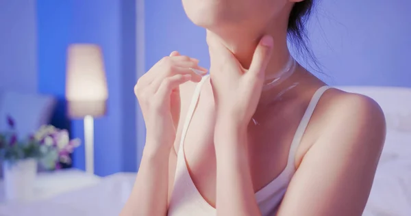 Belleza Mujer Aplicar Crema Cuello Cama Por Noche —  Fotos de Stock