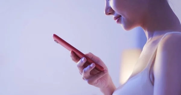 Mujer Usando Teléfono Cama Por Noche — Foto de Stock