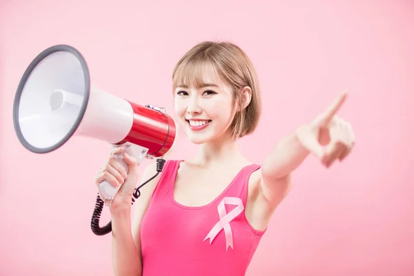 Γυναίκα Τηλεβόα Δείχνει Κάτι Πρόληψη Του Καρκίνου Του Μαστού — Φωτογραφία Αρχείου