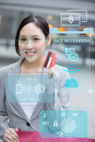 Asiatische Geschäftsfrau Mit Kreditkarte Zur Zahlung Mit Gesichtserkennung — Stockfoto