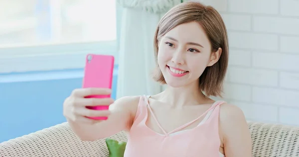 Mujer Tomando Selfie Felizmente Casa — Foto de Stock