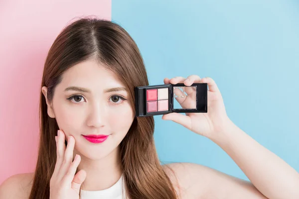 Bonita Chica Con Paleta Maquillaje Sobre Fondo Rosa Azul — Foto de Stock