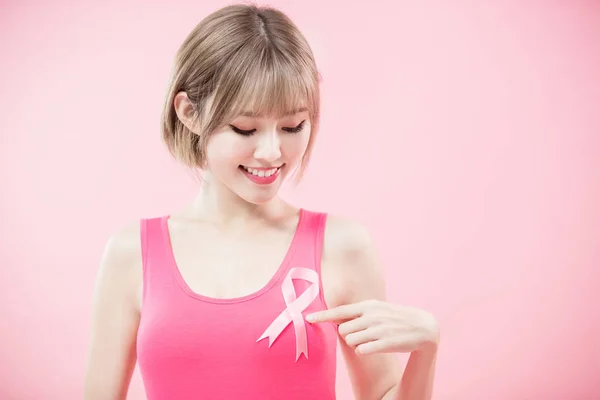 Kvinna Visar Rosa Bandet Till Dig Med Förebyggande Breast Cancer — Stockfoto