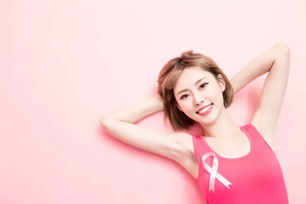 Kvinna Liggande Golvet Och Ser Någonstans Med Förebyggande Breast Cancer — Stockfoto