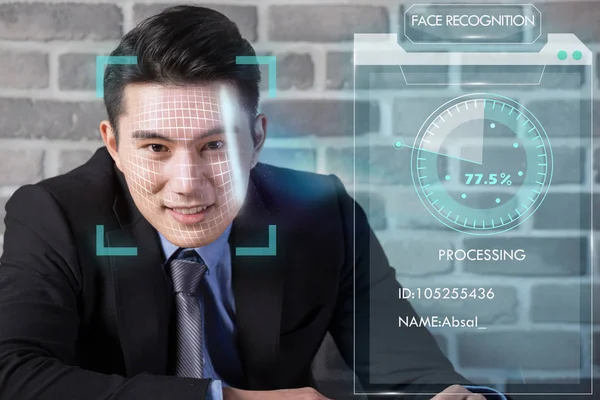 使用人脸识别概念的亚洲商人 — 图库照片