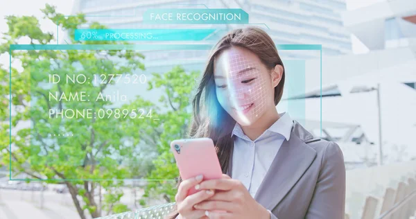 Asiatiska Affärskvinna Med Ansiktsigenkänning Systemet Med Smart Telefon — Stockfoto