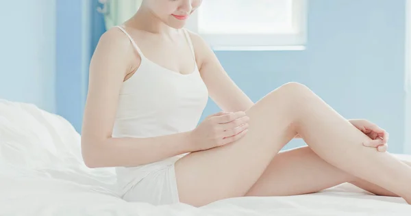 Beauty Woman Applying Cream Her Legs Home — Stock Photo, Image