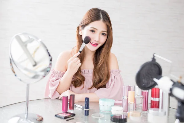 Woman Show Makeup Brush Live Home — Stock Photo, Image