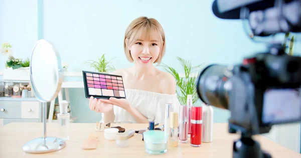 Kvinnan Visa Makeup Palett Levande Hemma — Stockfoto