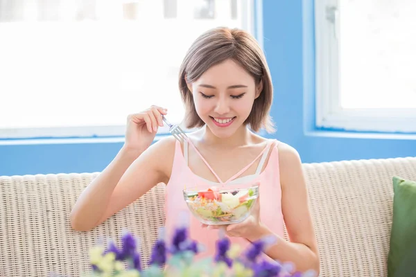 美丽的女人在家里吃沙拉 — 图库照片