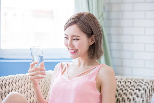 Vrouw Drinkwater Gelukkig Thuis Voelen — Stockfoto