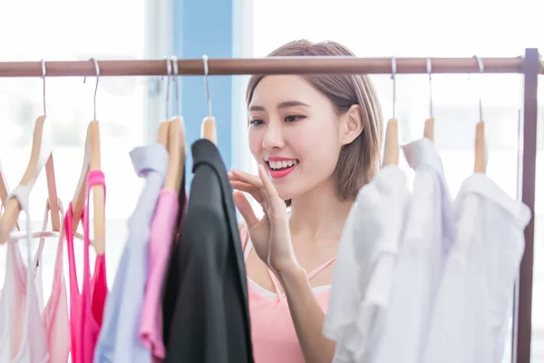 Young Woman Choosing Clothes Rack Showroom — Stock Photo, Image