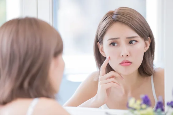 Vrouw Kijken Mirrior Boos Voelen Aanraken Van Haar Gezicht Met — Stockfoto