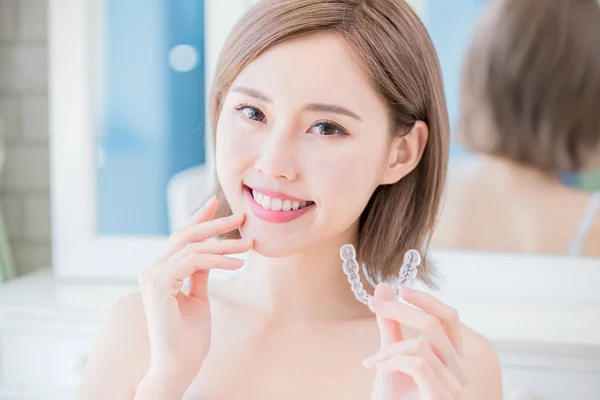 Mujer Belleza Mirando Espejo Con Frenos Invisibles — Foto de Stock