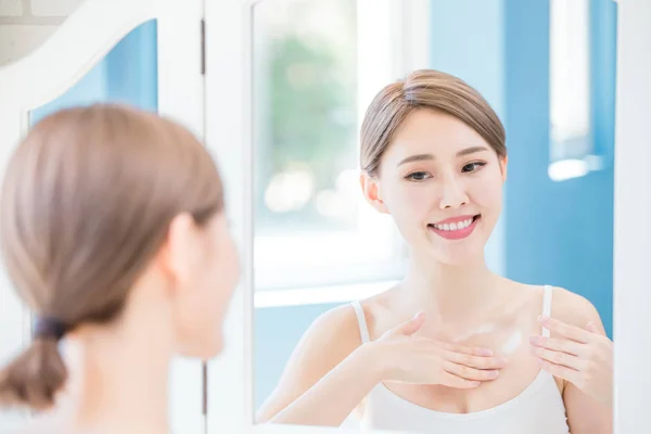 Schoonheid Vrouw Breng Crème Met Hals Thuis — Stockfoto