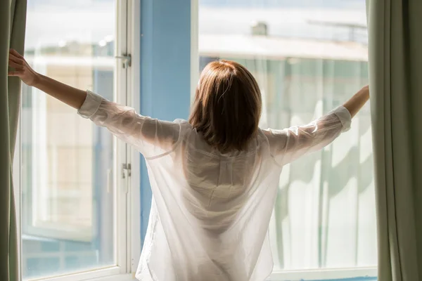 Mujer Abriendo Cortinas Dormitorio Por Mañana — Foto de Stock