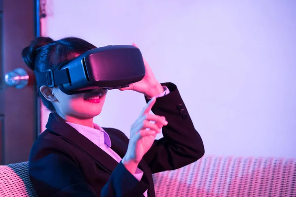 Femme Affaires Sur Canapé Portant Casque Réalité Virtuelle Maison — Photo