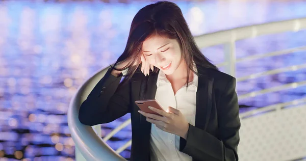 Business Woman Using Phone Happily Night — Stock Photo, Image