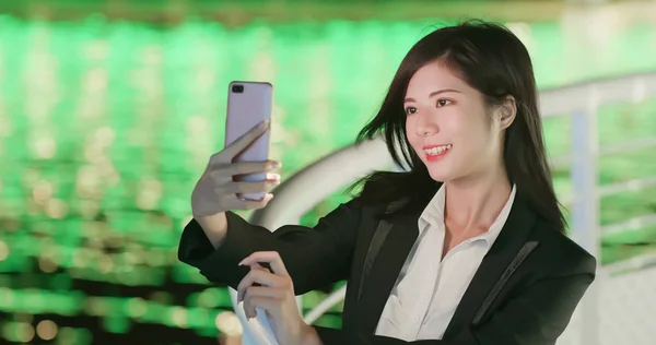ビジネスの女性は 夜喜んで電話 Selfie を取る — ストック写真