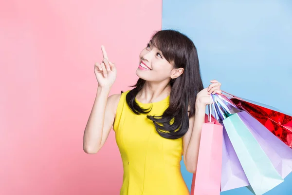 Vrouw Iets Tonen Nemen Boodschappentas Gelukkig Blauwe Roze Achtergrond — Stockfoto