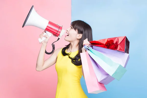 Mujer Tomar Bolsa Compras Micrófono Felizmente Fondo Azul Rosa — Foto de Stock