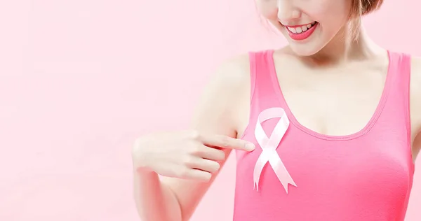 Mujer Mostrando Cinta Rosa Con Concepto Cáncer Mama Prevención —  Fotos de Stock